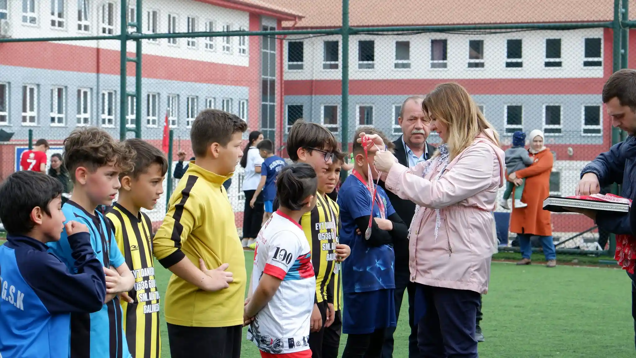 19 Mayıs Atatürk’ü Anma Gençlik ve Spor Bayramı, 15-21 Mayıs Gençlik Haftası Coşkuyla start verdi. Okullar arası düzenlenen farklı spor müsabakaların da derece giren takımlar, kupalarını almaya hak kazandı.