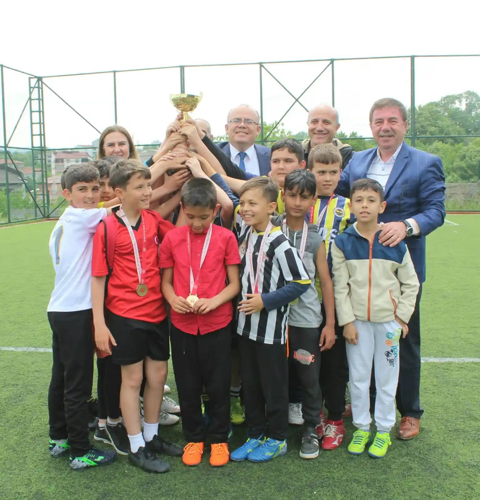 19 Mayıs Atatürk’ü Anma Gençlik ve Spor Bayramı, 15-21 Mayıs Gençlik Haftası Coşkuyla start verdi. Okullar arası düzenlenen farklı spor müsabakaların da derece giren takımlar, kupalarını almaya hak kazandı.
