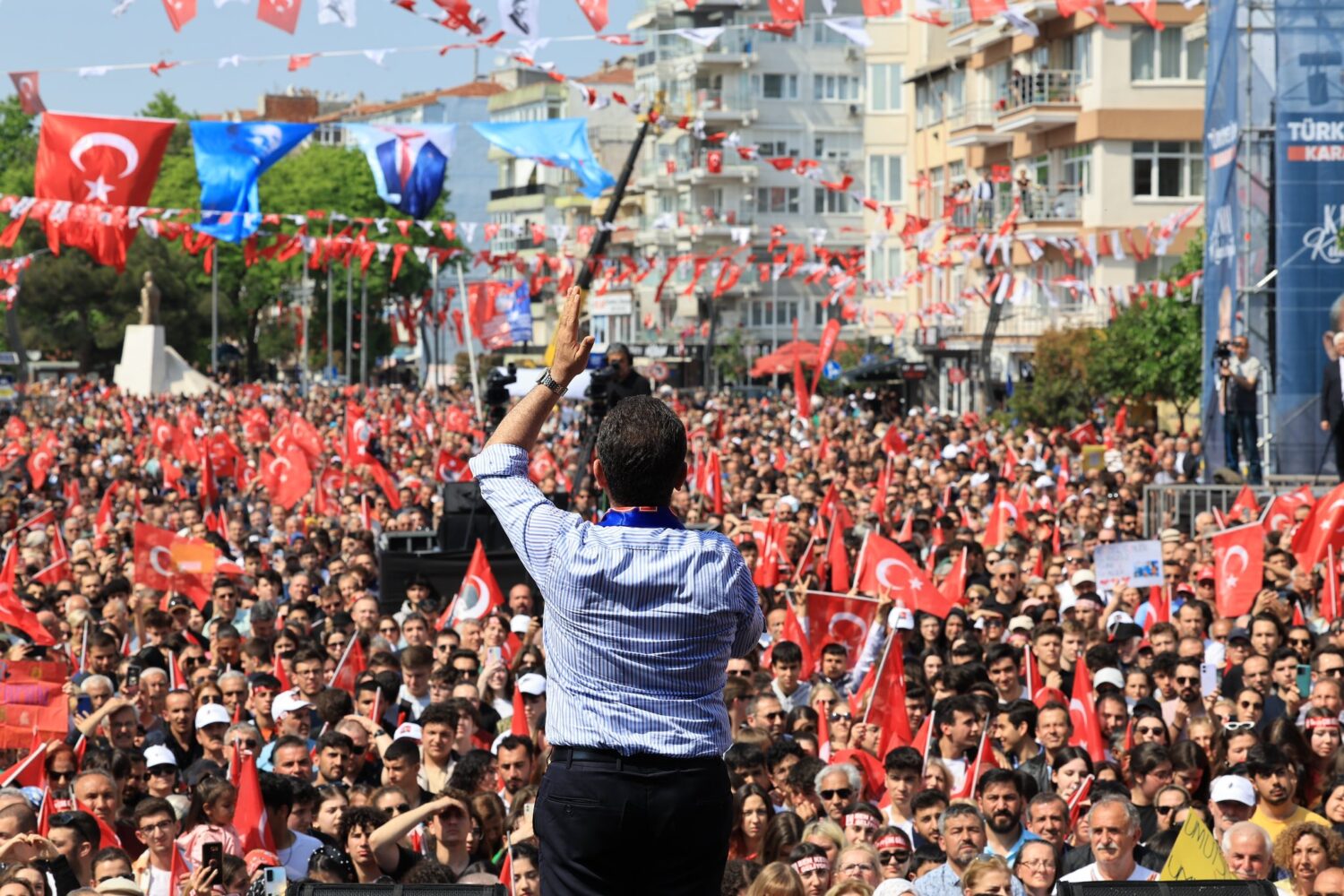 İstanbul Büyükşehir Belediye Başkanı ve Millet İttifakı Cumhurbaşkanı Yardımcısı Adayı Ekrem İmamoğlu, Silivri Buluşması'nda vatandaşlara seslendi, "Yüzde 60 üzerinde milletimizin oyuna talibiz" dedi. 