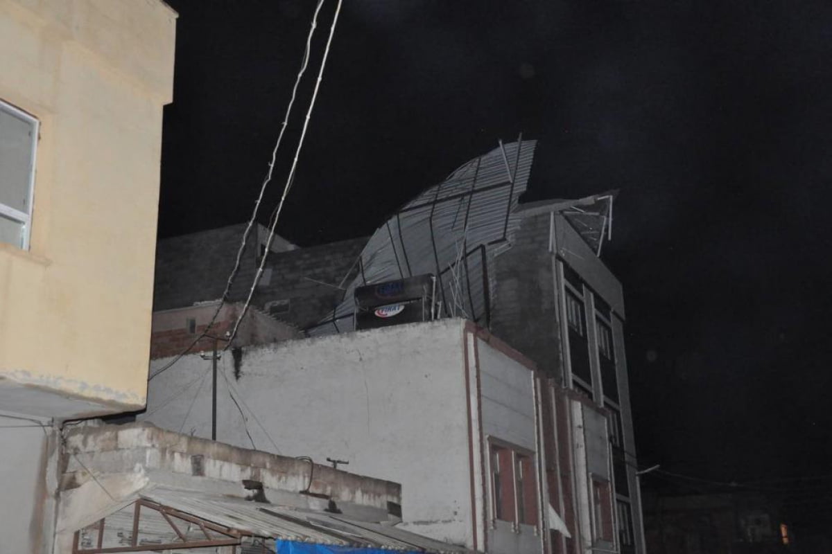 Şanlıurfa’nın Ceylanpınar ilçesinde ceviz büyüklüğünde yağan dolu hayatı durma noktasına getirdi. Bir eve yıldırımın düştüğü ilçede ağaçlar devrildi, bir binanın çatısı çöktü. 