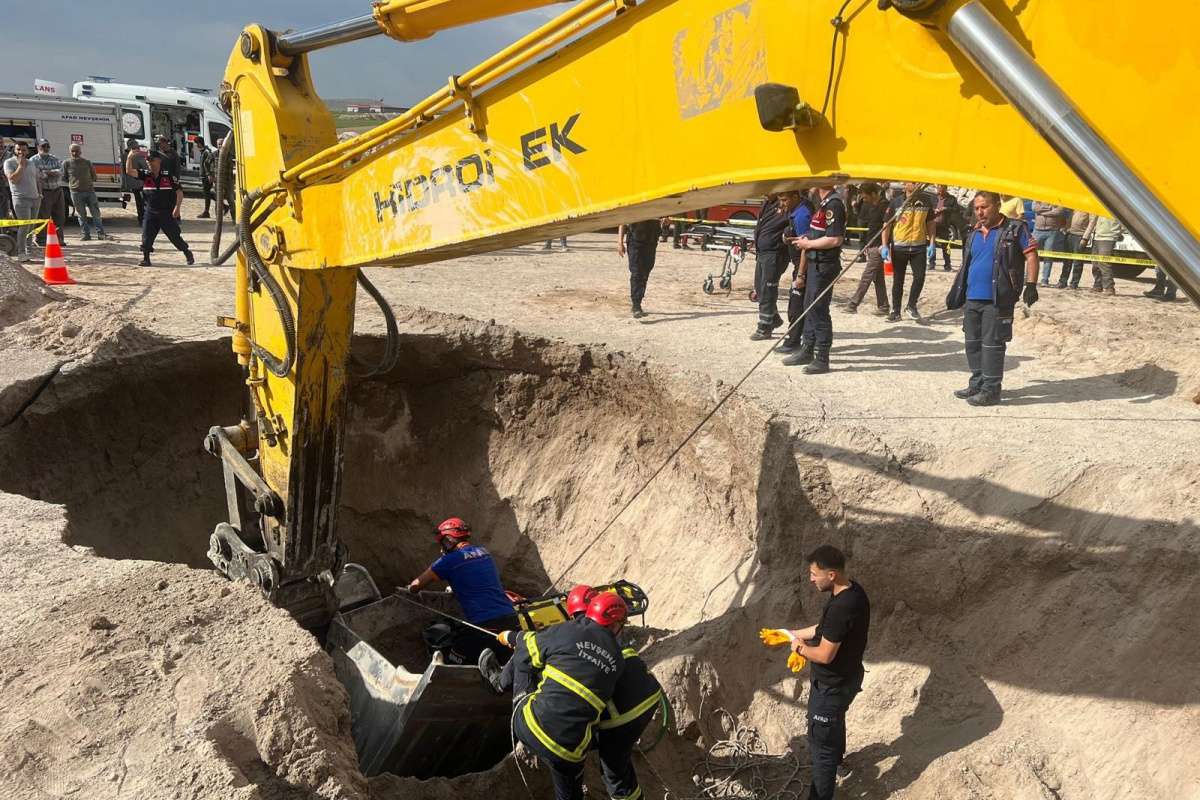 Nevşehir'de hafriyat çalışması yapan iş makinesi operatörü, meydana gelen göçükte iş makinesiyle birlikte toprak altında kalan operatörün cansız bedenine ulaşıldı.
