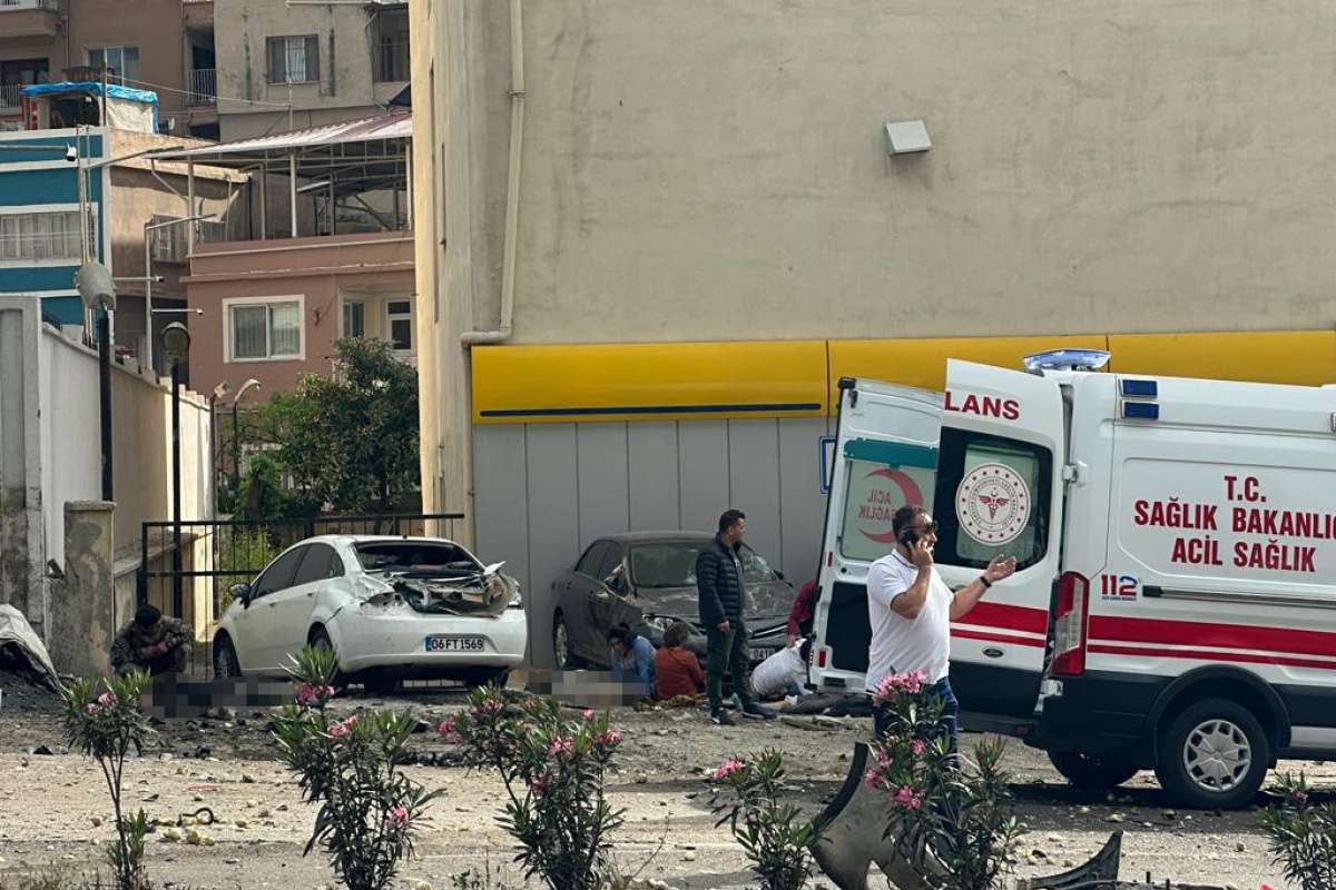 Hatay'ın Belen ilçesinde soğan yüklü bir kamyon trafik ışıklarında bekleyen çok sayıda aracın arasında daldı. Ölü ve yaralıların olduğu, çok sayıda ekibin bölgeye sevk edildiği bildirildi.