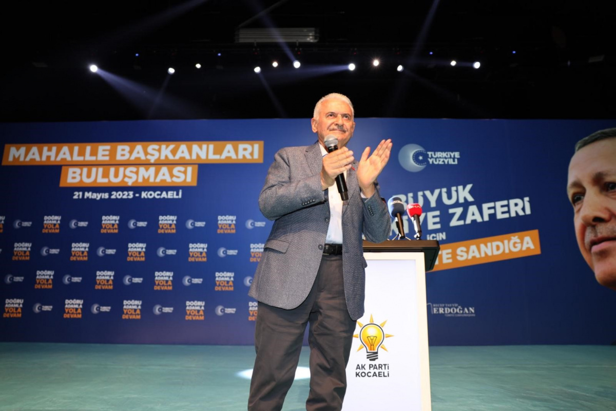 AK Parti Genel Başkanvekili Binali Yıldırım, “Seçim olmuş 2 saat sonra bunların iki belediye başkanları var. Şimdi ben onlara Laurel ve Hardy diyorum. Kalkıp daha bitmeden ‘Yüzde 58 ile kazandık’ diyor. Milletin aklıyla alay etmeye kalktılar. Ne oldular? Rezil, rüsva." dedi.