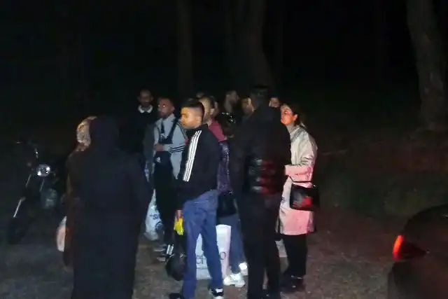 Muğla İl Jandarma Komutanlığı, düzensiz göçle mücadele kapsamında Ula Gölcük mahallesi girişinde gerçekleştirdiği operasyonda 20 düzensiz göçmen ve 3 organize suç şüphelisi olduğu değerlendirilen şahıs tespit edildi.