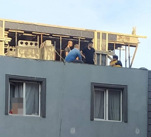 Bandırma'da pisikolojik bunalıma giren genç kadını intiar için çıktığı çatıdan itfaiye eri kurtardı.