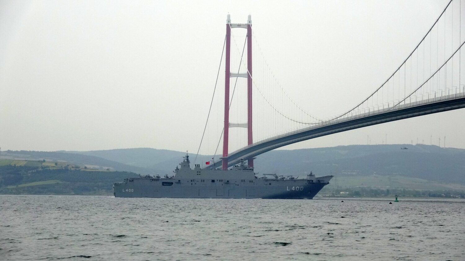Kilitbahir Kalesi ile Kilitbahir köyü dağından bulunan ‘Dur Yolcu’ yazısı ile 1915 Çanakkale Köprüsü altından geçen ‘TCG Anadolu’ Marmara Denizi’ne doğru yol aldı.