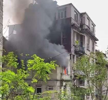 Beyoğlu Şişhane bölgesinde bir genç, tartıştığı arkadaşına öfkelendi ve evi ateşe verdi. Olayın ardından genç, pencereden sarkarak bir alt kata indi. Bu sıra dışı görüntüler, olayı şahit alan bir vatandaş tarafından cep telefonu kamerasıyla kaydedildi.