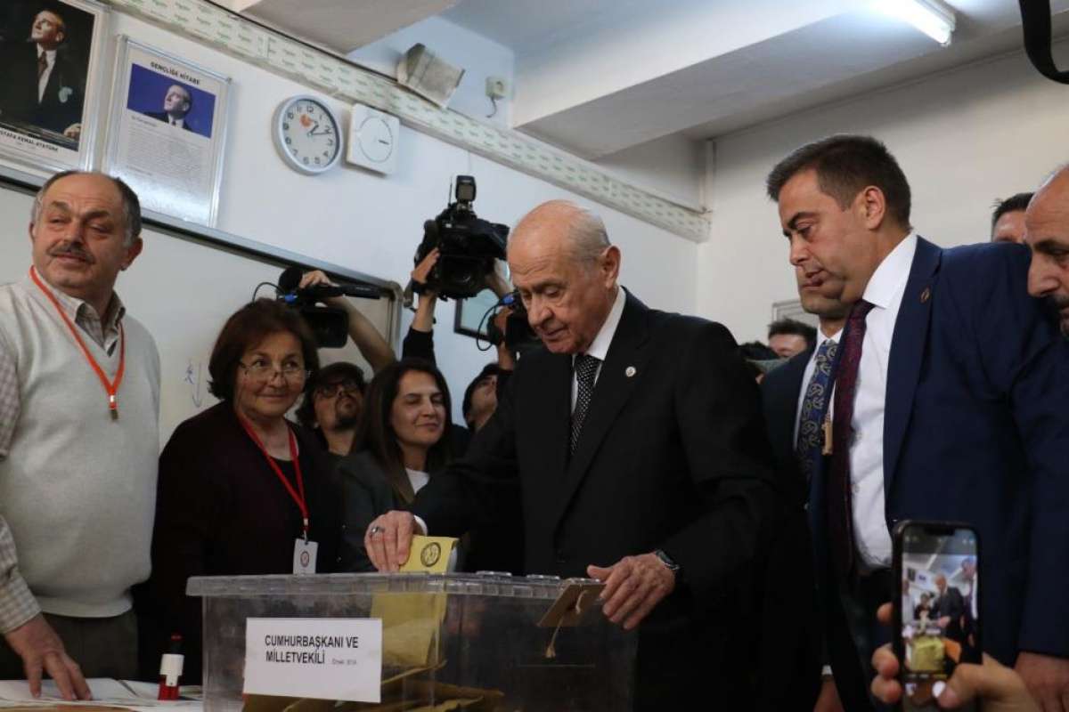 MHP Genel Başkanı Devlet Bahçeli, oyunu Ankara'da kullandı.