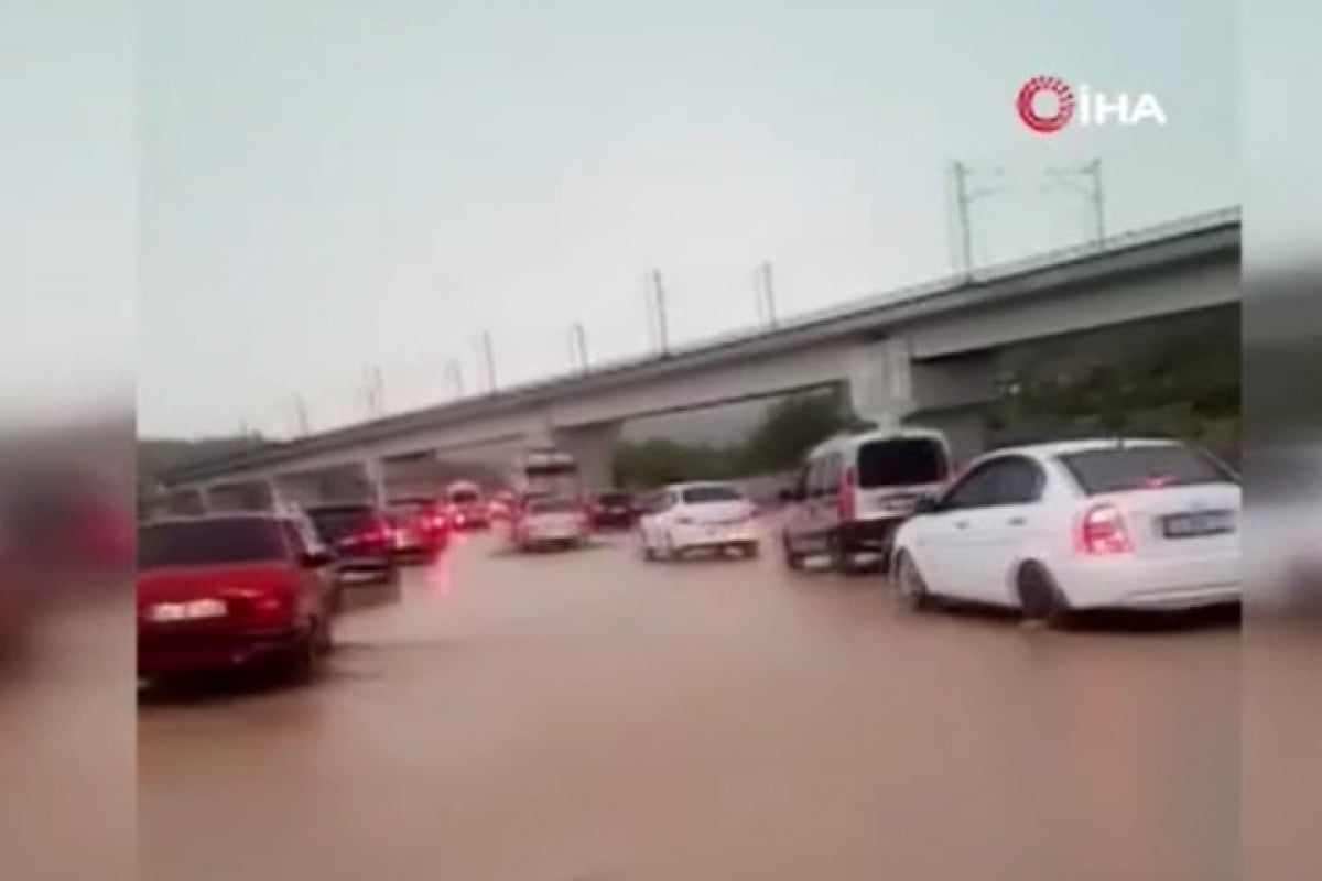 Ankara-Kırıkkale karayolu, sağanak yağmur ve dolu sonrası meydana gelen sel nedeniyle ulaşıma kapandı.