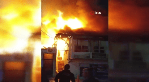 Sakarya’nın Arifiye ilçesinde iki katlı ahşap evin çatısında yangın çıktı. Ev tamamen kullanılamaz hale gelirken, altında bulunan koltuk döşeme atölyesinde ise maddi hasar oluştu.