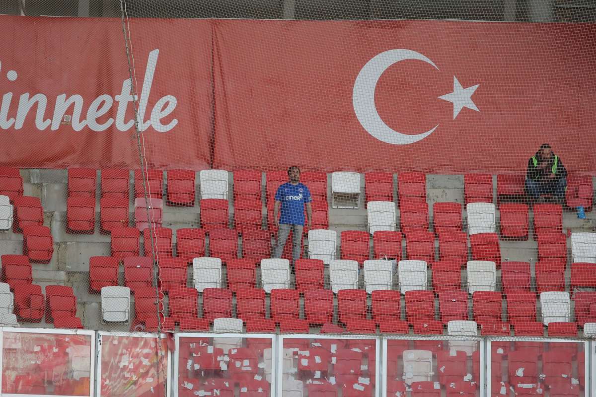 Kasımpaşa’nın, Spor Toto Süper Lig'in 34. haftasında konuk olduğu Sivasspor maçında deplasman tribününde 1 lacivert-beyazlı taraftar takip etti.