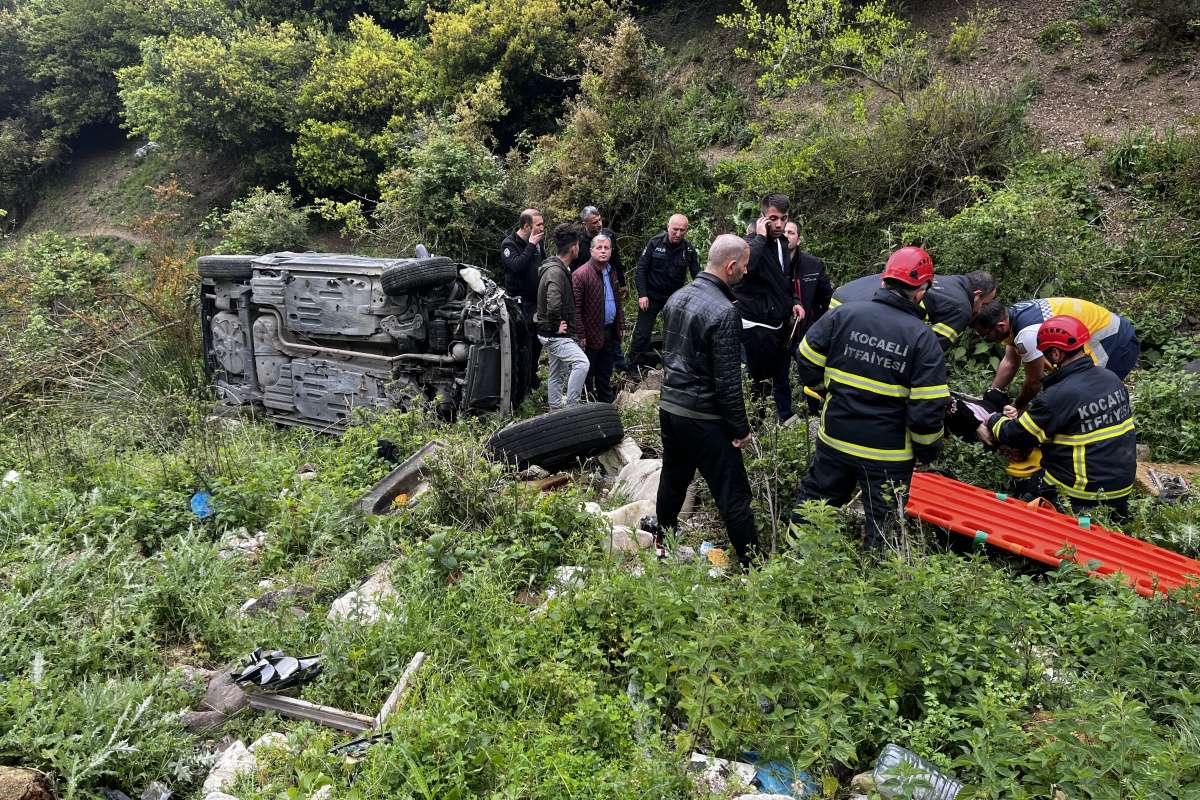 Kocaeli’nin Derince ilçesinde kontrolden çıkan otomobil 150 metrelik uçuruma yuvarlandı. Defalarca takla attıktan sonra durabilen otomobildeki 2 kişi yaralandı.