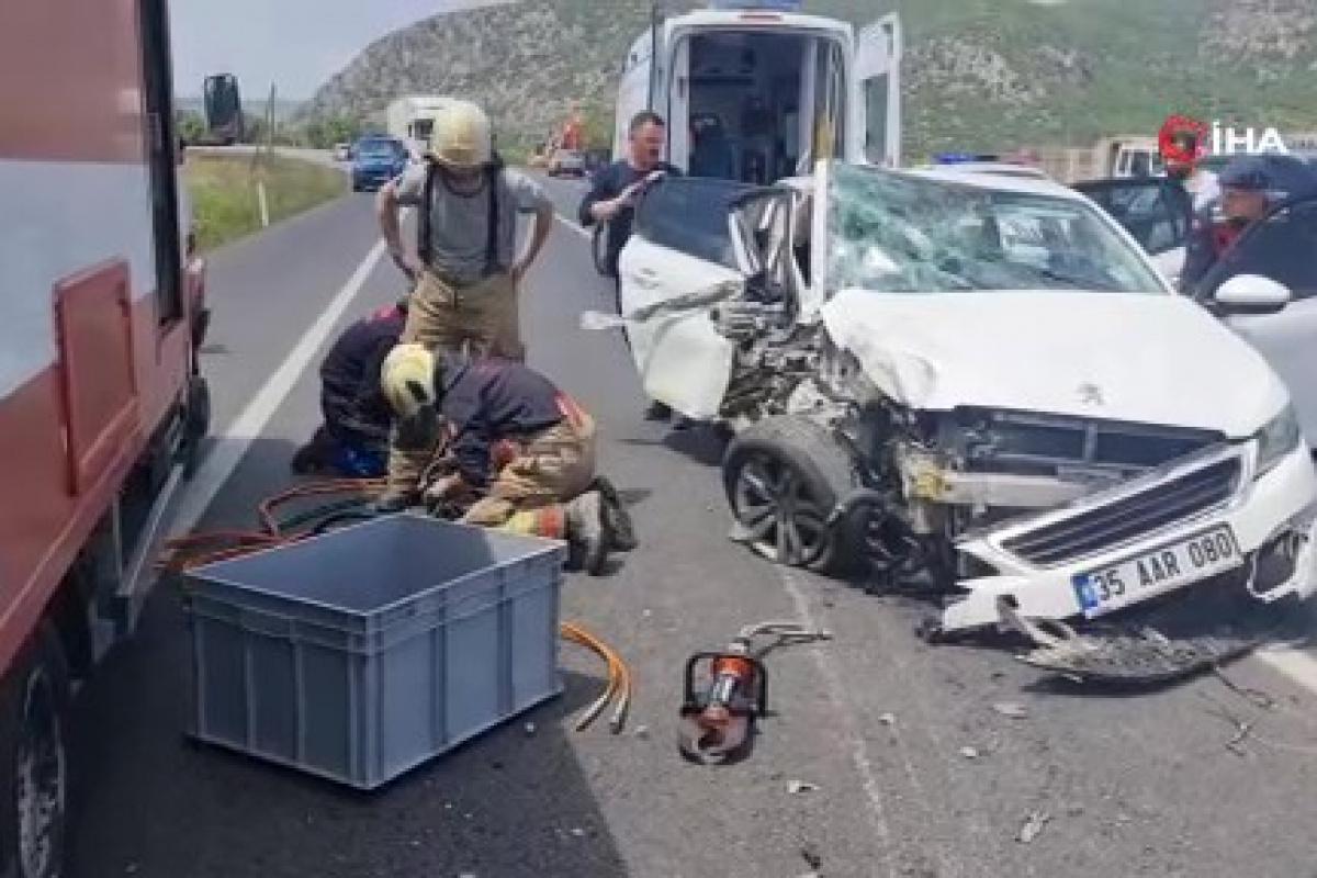 İzmir'in Tire ilçesinde gerçekleşen kazada iki otomobil kafa kafaya çarpıştı. Kazada 6 kişi yaralandı.