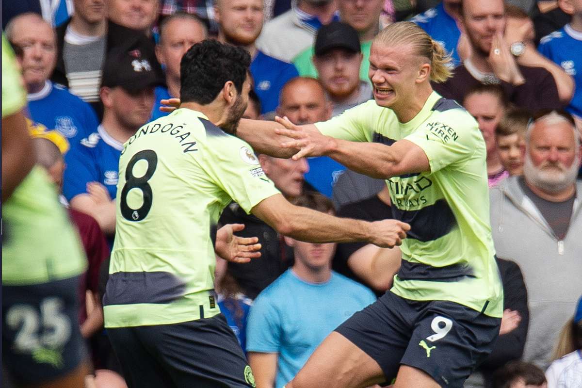 Lider Manchester City ile Premier Lig’in 36. haftasında deplasmanda karşılaştığı Everton’ı 3-0 mağlup ederek şampiyonluk yolunda önemli 3 puanı hanesine yazdırdı.