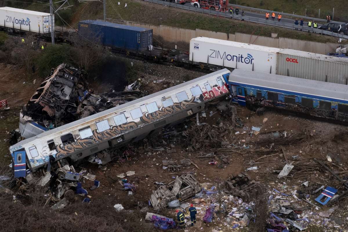 Yunanistan’da 28 Şubat’ta yaşanan tren faciasında yakınlarını kaybedenler tarafından Başbakan Kyriakos Miçotakis ile diğer bakanlar ve yetkililer hakkında dava açıldı.