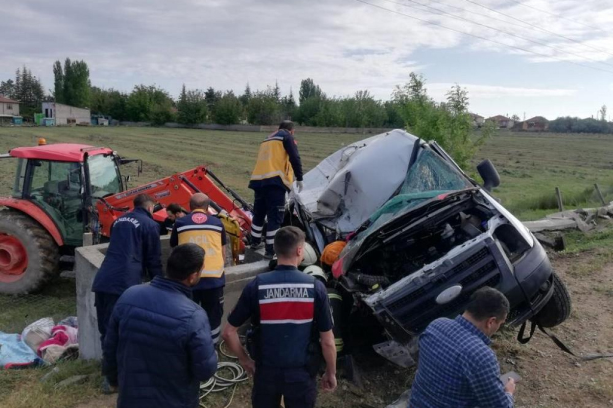 Ereğli ilçesinde tarım işçilerini taşıyan bir minibüsün devrilmesi sonucu meydana gelen trafik kazasında, 1 kişi hayatını kaybetti ve 3'ü çocuk 8 kişi yaralandı.