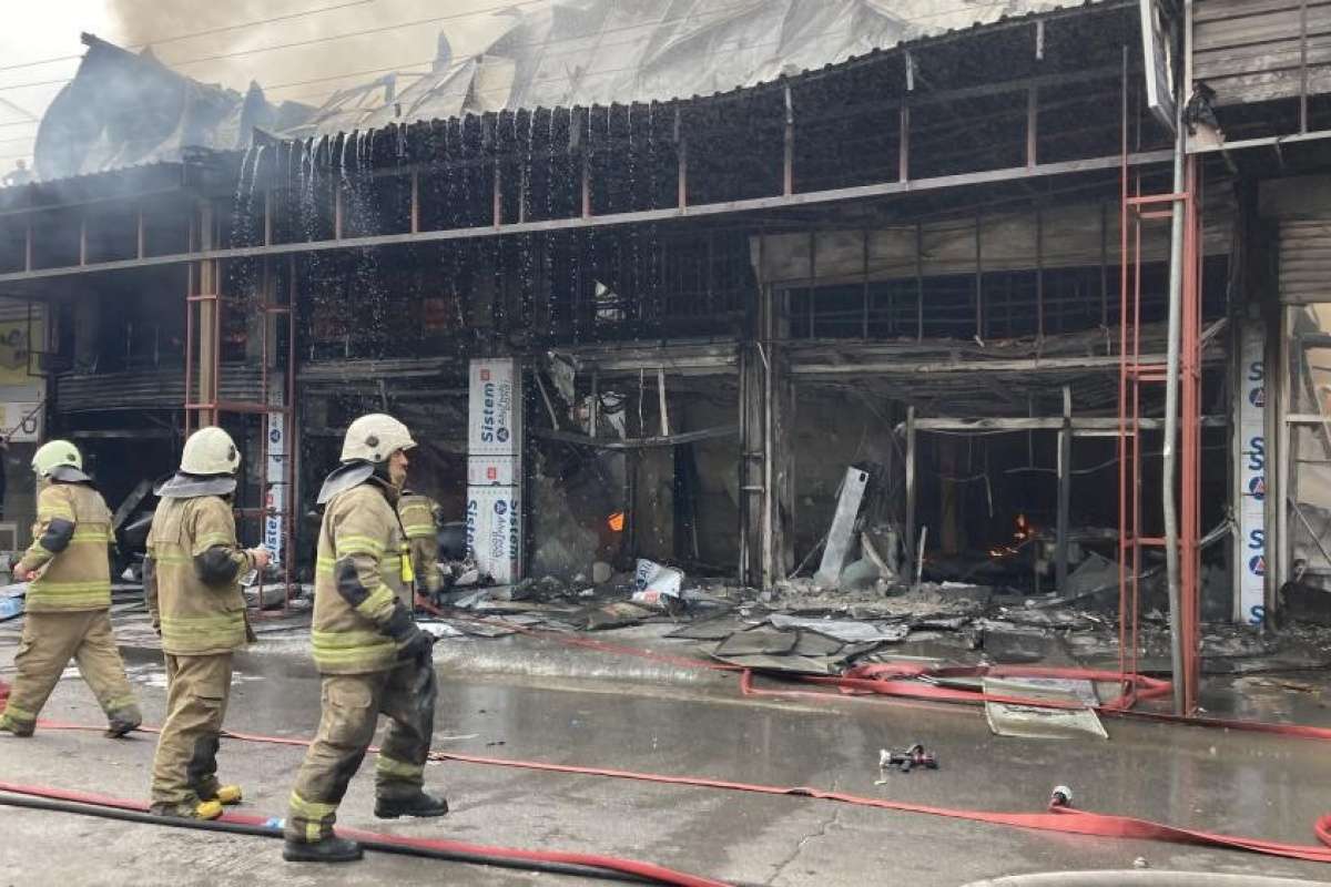 İzmir’in Bornova ilçesinde sanayi sitesinde bulunan bir oto yedek parçacısında çıkan ve 4 işletmeye daha sıçrayan yangın, itfaiye ekiplerinin müdahalesi ile kontrol altına alındı. Yangında işletmeler kullanılmaz hale geldi.