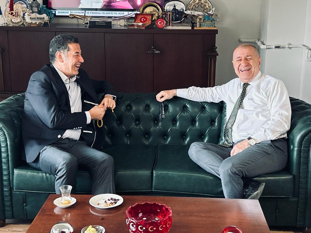 14 Mayıs'ta gerçekleştirilen seçimde Ata İttifakı'nın cumhurbaşkanı adayı olan Sinan Oğan, Ümit Özdağ'la Zafer Partisi Genel Merkezi'nde bir araya geldi.