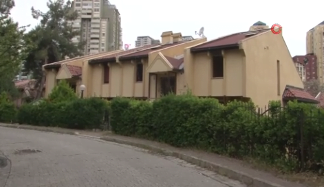 Münevver Karabulut cinayetinin işlendiği ve Türkiye'yi yasa boğan villa, Bahçeşehir'de yıkıldı. Korkunç cinayetin gerçekleştiği evin bulunduğu villa sitesi, kentsel dönüşüm projesi kapsamında yıkıldı ve yerine 12 katlı apartmanlar inşa edileceği bildirildi.