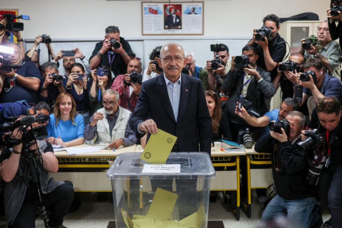 Cumhurbaşkanı adayı ve CHP Genel Başkanı Kemal Kılıçdaroğlu seçimlerin bitmesine bir buçuk saat kala Twitter hesabından henüz sandığa gitmemiş olan vatandaşlara seslendi.