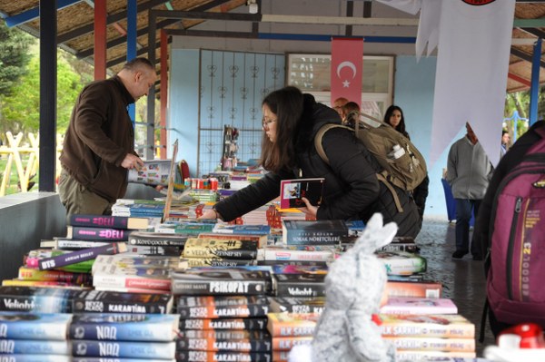 Susurluk Belediyesi Kitap Günleri “Okuyan Şehir Susurluk Projesi” kapsamında Atatürk Parkı’nda açılan kitap fuarı ilk günden yoğun ilgi gördü. 28 Nisan 7 Mayıs tarihleri arasında devam edecek olan fuara Belediyenin yanı sıra Bursa Genç Dağıtım Firması ev sahipliği yapıyor.