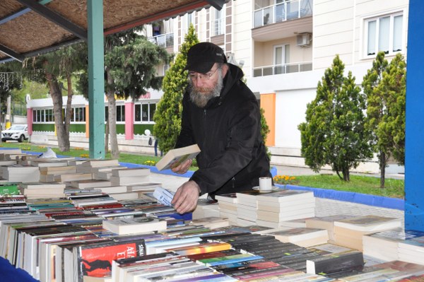Susurluk Belediyesi Kitap Günleri “Okuyan Şehir Susurluk Projesi” kapsamında Atatürk Parkı’nda açılan kitap fuarı ilk günden yoğun ilgi gördü. 28 Nisan 7 Mayıs tarihleri arasında devam edecek olan fuara Belediyenin yanı sıra Bursa Genç Dağıtım Firması ev sahipliği yapıyor.