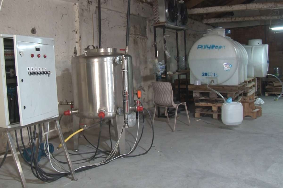Sahte alkol üretiminin yapıldığı bilgisiyle Arnavutköy’de bir depoya operasyon düzenlendi. 5 ton sahte alkol ele geçirilirken, 2 kişi gözaltına alındı.