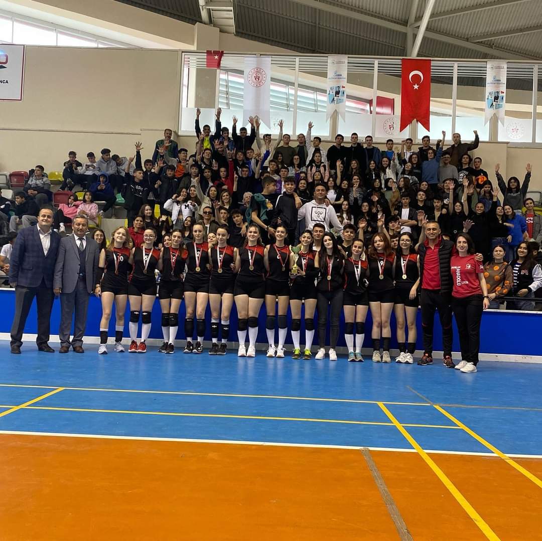 Balıkesir'de gerçekleştirilen liseleri arası voleybol il turnuvasında şampiyonluk kupasının sahibi Susurluk Anadolu Lisesi oldu.