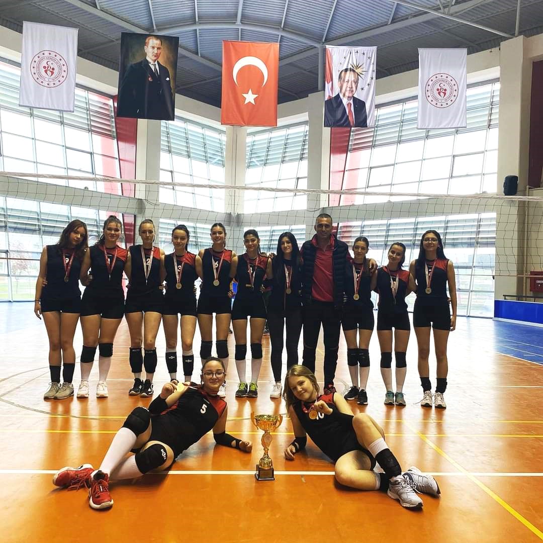 Balıkesir'de gerçekleştirilen liseleri arası voleybol il turnuvasında şampiyonluk kupasının sahibi Susurluk Anadolu Lisesi oldu.
