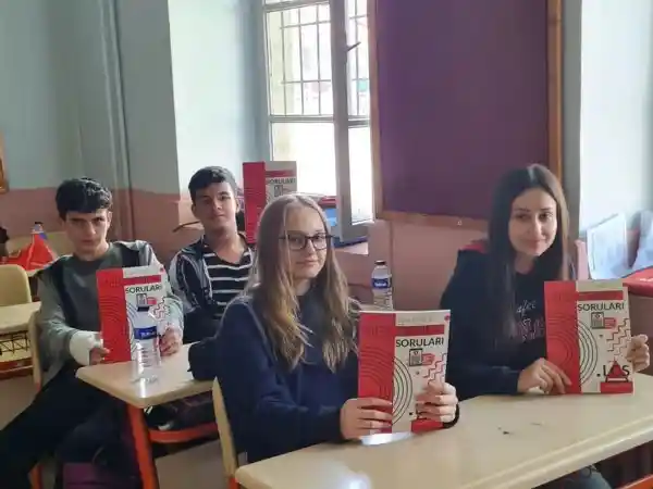 Milli Eğitim Bakanlığı tarafından ücretsiz gönderilen 8’nci sınıf ve 12’nci sınıf düzeyinde öğrenimlerini sürdüren öğrencilere yönelik hazırlanan yardımcı kaynak kitapların dağıtımına başlandı.