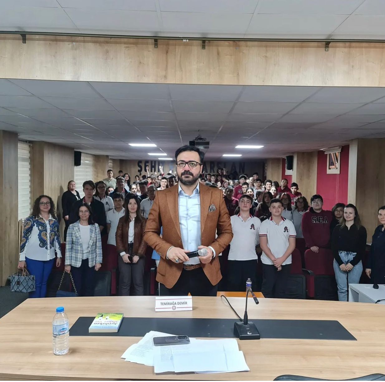 Yazar ve Şiir Yorumcusu Temirağa Demir, 8’nci ve 12’nci sınıf öğrencileri ile bir araya gelerek; sınavlarda başarılı olma yolları, doğru meslek seçimi, kendini iyi ifade edebilme, etkili iletişim yolları ve sosyal medya ile ilgili konferans verdi.