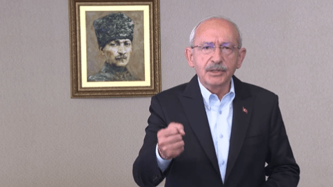 Kemal Kılıçdaroğlu Twitter hesabından gençlere seslenerek, "Bu ölü toprağı atın üstünüzden" diyerek sandığa gitme çağrısında bulundu.