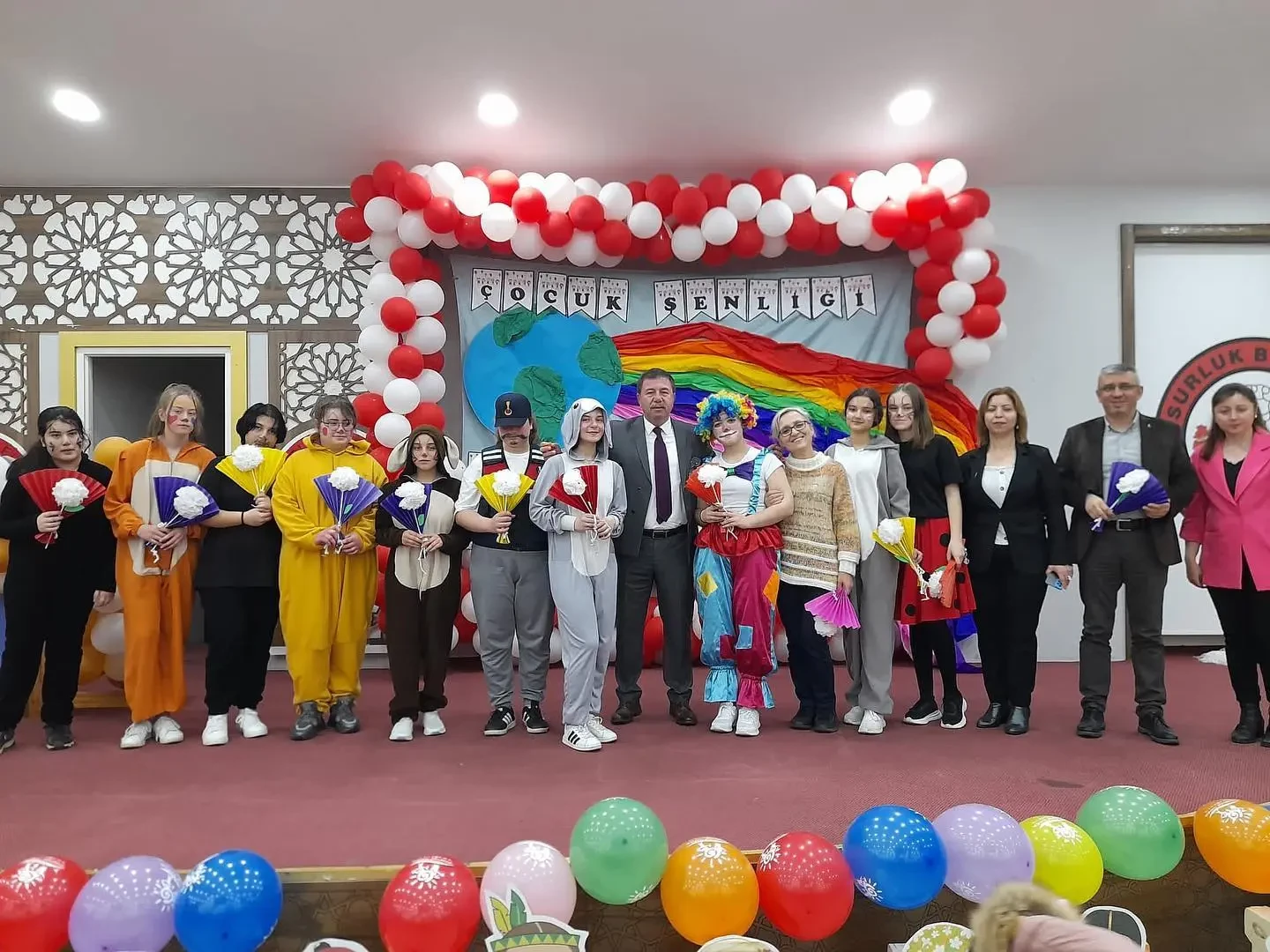 “Okul Öncesi Çocuk Şenlikleri” kapsamında düzenlenen etkinliler, ilçedeki tüm okul öncesi sınıfların katılımıyla gerçekleştirildi. 27 Nisan – 2 Mayıs tarihlerini kapsayan etkinliğe İlçe Milli Eğitim Müdürü Sami Akoğlan katılarak minik öğrencilerin eğlencelerine ortak oldu.