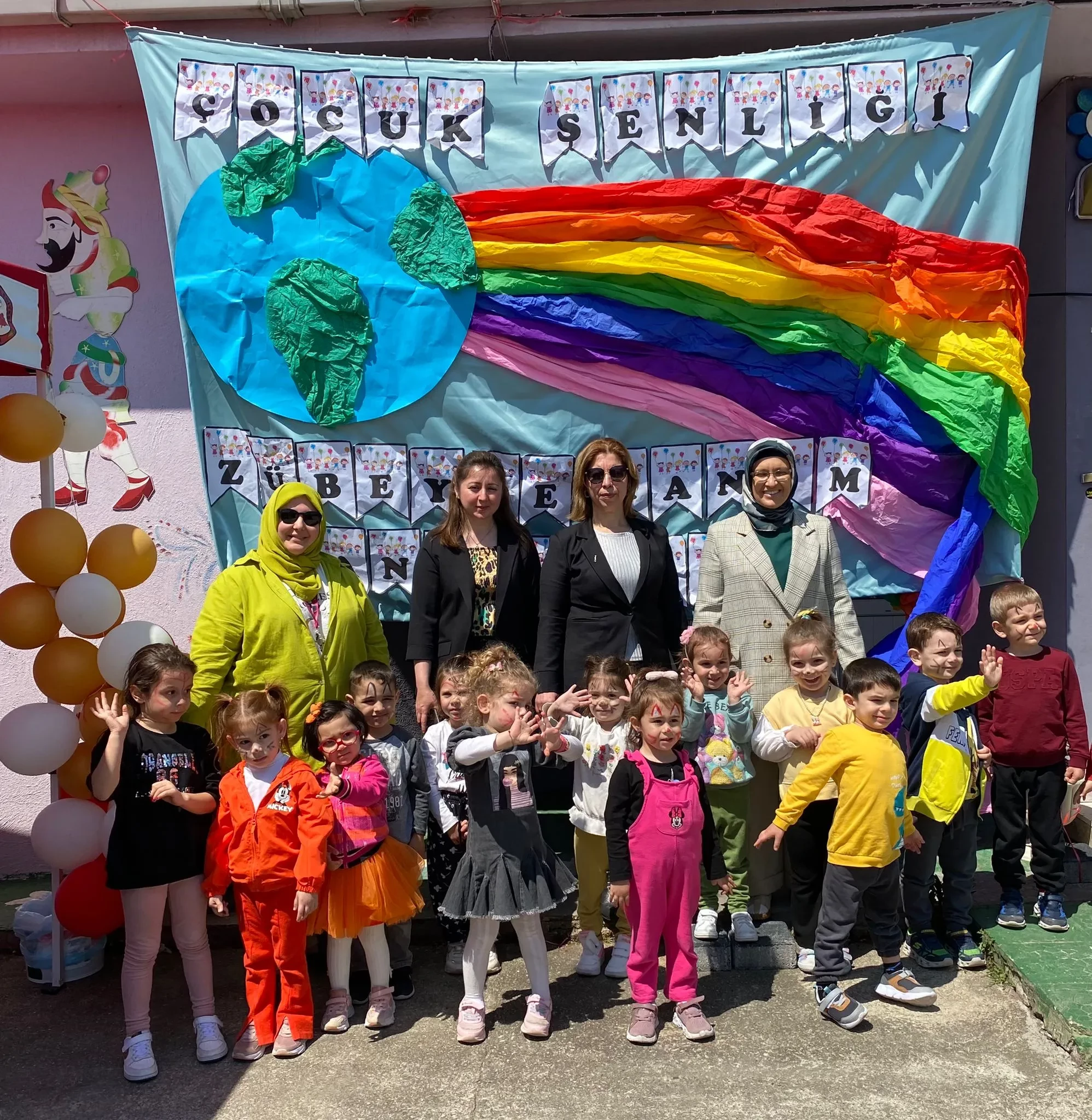 “Okul Öncesi Çocuk Şenlikleri” kapsamında düzenlenen etkinliler, ilçedeki tüm okul öncesi sınıfların katılımıyla gerçekleştirildi. 27 Nisan – 2 Mayıs tarihlerini kapsayan etkinliğe İlçe Milli Eğitim Müdürü Sami Akoğlan katılarak minik öğrencilerin eğlencelerine ortak oldu.