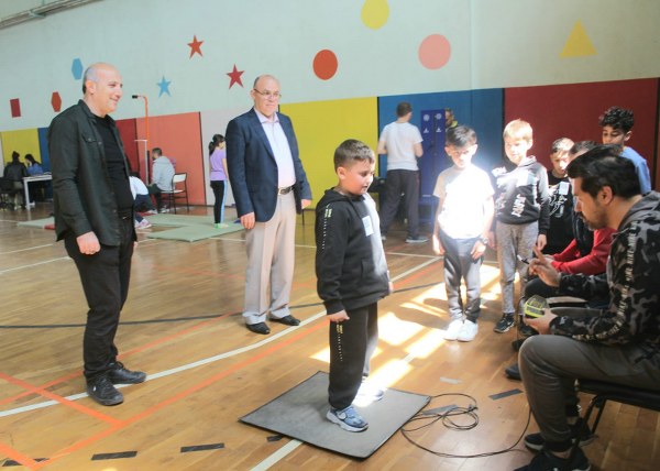 “Türkiye Sportif Yetenek Taraması ve Spora Yönlendirme Projesiyle” Nimet Sadık Özyiğit Ortaokulu Spor Salonunun da ilçede eğitim gören tüm 3’ncü sınıf öğrencilerine sportif tarama testleri yapıldı. 