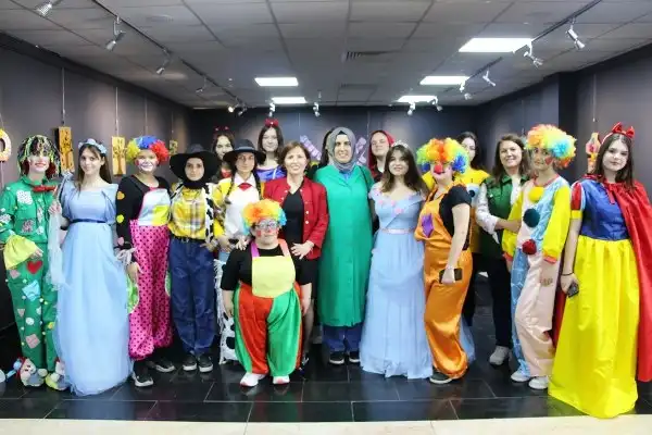 Bandırma Hafsa Sultan Mesleki ve Teknik Anadolu Lisesi öğrenci ve öğretmenlerin tarafından Başarı İzleme ve Geliştirme Projesi kapsamında birlikte hazırladıkları geleneksel yıl sonu sergisi sanatseverlerle buluşturuldu.