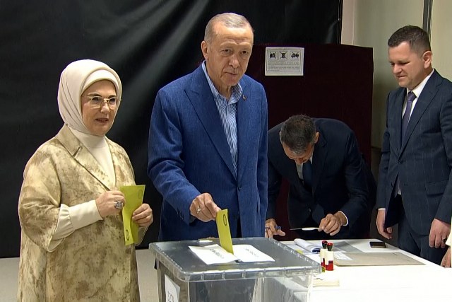 Cumhurbaşkanı Recep Tayyip Erdoğan, oyunu eşi emine Erdoğan ile birlikte Üsküdar'daki Saffet Çebi Ortaokulu'nda kullandı.