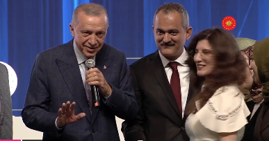 Recep Tayyip Erdoğan, Haliç Kongre Merkezi'ndeki '45.000 Öğretmen Atama' programında açıklamalarda bulunuyor.