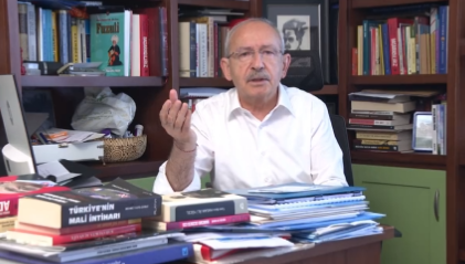 Millet İttifakı Cumhurbaşkanı Adayı ve CHP Genel Başkanı Kemal Kılıçdaroğlu "Sığınmacılar. Kaçaklar" başlıklı yeni bir video yayınladı. Kılıçdaroğlu, "Sığınmacı konusu asla ama asla ırkçı bir zemine taşınmayacak" dedi. 