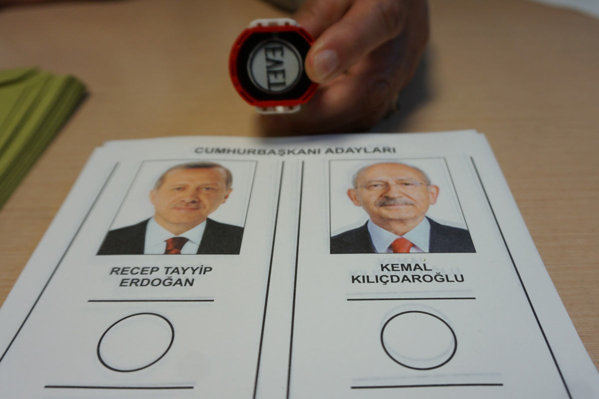 Cumhurbaşkanlığı seçiminin ikinci turu kapsamında sabah 08.00'de başlayan oy verme işlemi saat 17.00'de bitti. Sandıklar kapandı, oyların sayımına başlandı. anka