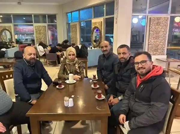 Görme Engelli Türk Dili ve Edebiyatı Öğretmeni Dilek Karaca ve 46 kişilik öğrenci grubuyla beraber İzmir’den dönen tur otobüsü Susurluk’ta arızalandı. Şeker Fabrikasını geçtikten bir süre sonra gerçekleşen olayın ardından Karaca’nın yardım talebine Susurluk İlçe Emniyet Müdürlüğü Ekipleri koştu.