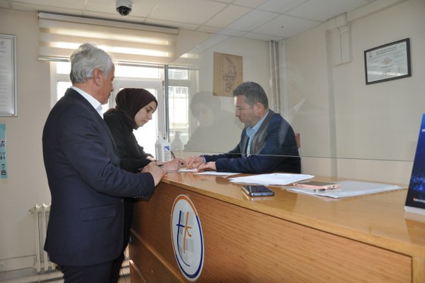 Susurluk Belediyesi hazineye ait olan, yaklaşık 2 buçuk dönüm araziyi satın alıp bünyesine kazandırdı. Toplamda 4 milyon TL’lik bir satış olduğunu vurgulayan Belediye Başkanı Nurettin Güney, bir ilke imza atmanın guru verici olduğunu belirtti.