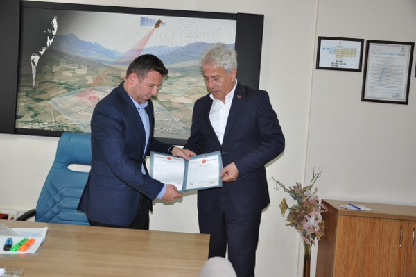 Susurluk Belediyesi hazineye ait olan, yaklaşık 2 buçuk dönüm araziyi satın alıp bünyesine kazandırdı. Toplamda 4 milyon TL’lik bir satış olduğunu vurgulayan Belediye Başkanı Nurettin Güney, bir ilke imza atmanın guru verici olduğunu belirtti.