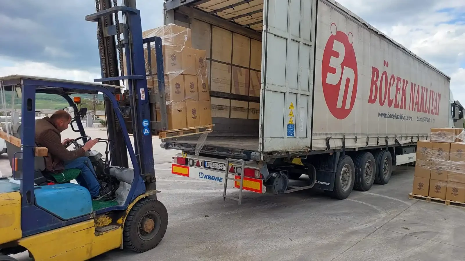 SSusurluk Kaymakamlığı SYDV Vakfı öncülüğünde yürütülen yardım çalışmaları hız kesmeden devam ediyor. Bu kapsamda çeşitli ihtiyaç kolilerini içeren 35’nci yardım tırı 28 Nisan günü depremde büyük kayıp yaşayan Adıyaman iline gitmek üzere yola çıktı.