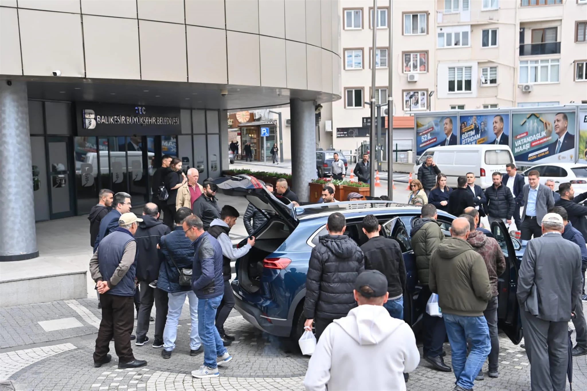Balıkesir Büyükşehir Belediye Başkanı Yücel Yılmaz, makam aracı olarak kullanacağı TOGG’u, belediye binası önünde teslim aldı. TOGG’u karşılarında gören vatandaşlar, inceleyerek fotoğraf çekildi.
