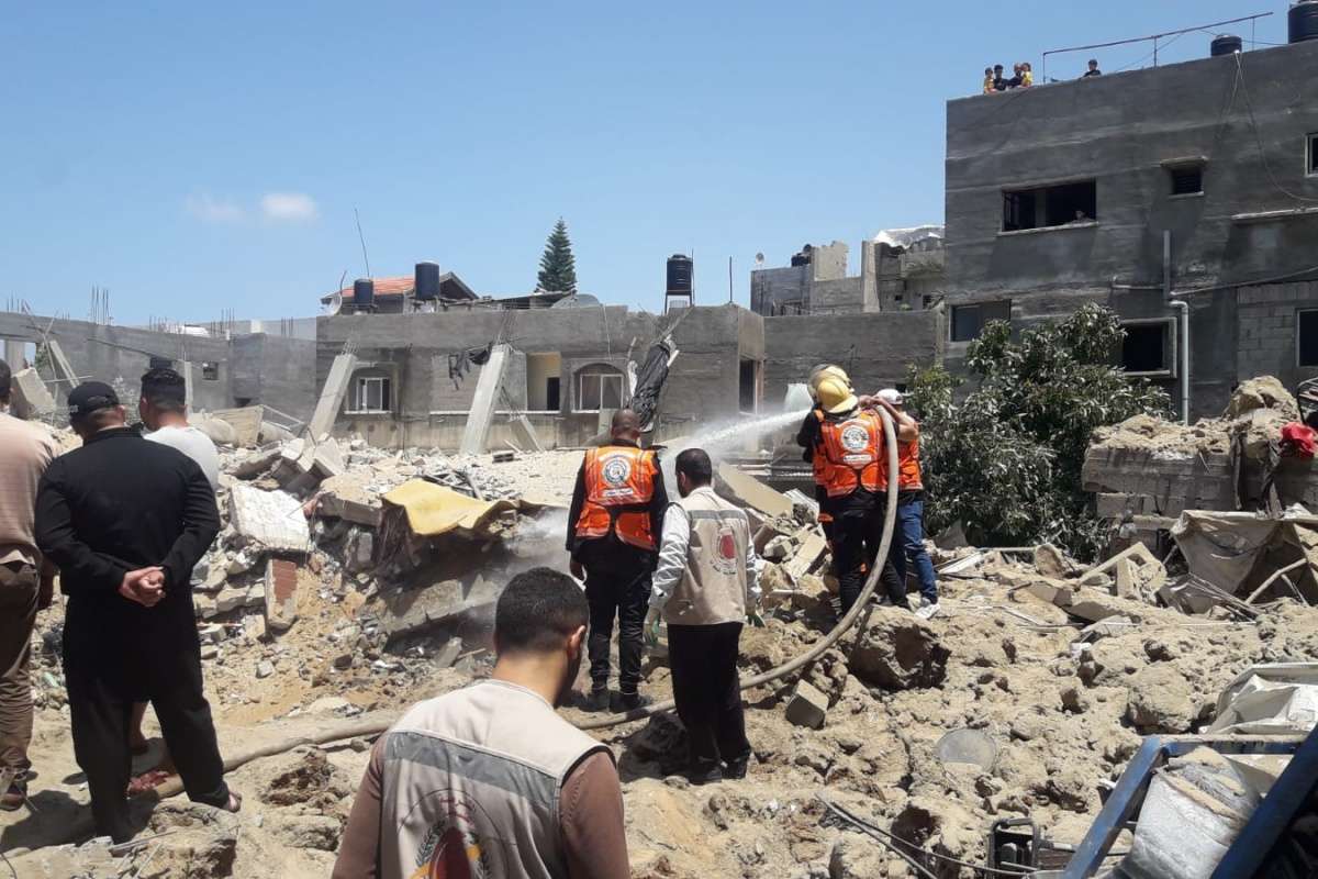 İsrail savaş uçakları sivil yerleşim yerlerini hedef alarak 6 evi bombaladı.