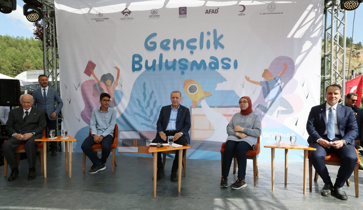 Cumhurbaşkanı Recep Tayyip Erdoğan Adıyaman'da gençlerle buluştu. Cumhurbaşkanı Erdoğan, 14 Mayıs'ta gençlerden en büyük desteği Cumhur İttifakı'nın aldığını söyledi.