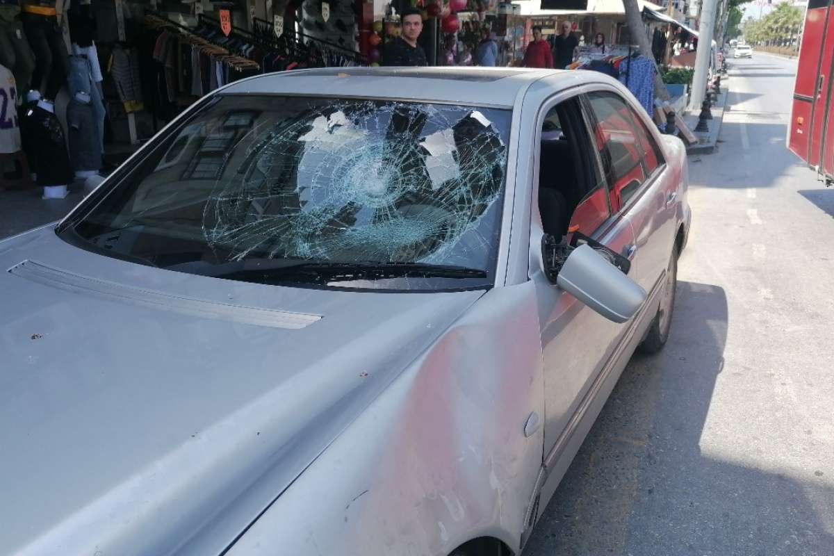 Antalya'nın Manavgat ilçesinde yaya geçidinden geçen 11 yaşındaki çocuğun kullandığı bisikletin otomobille çarpışması sonucu meydana gelen kazada bisikletli çocuk yaralandı.