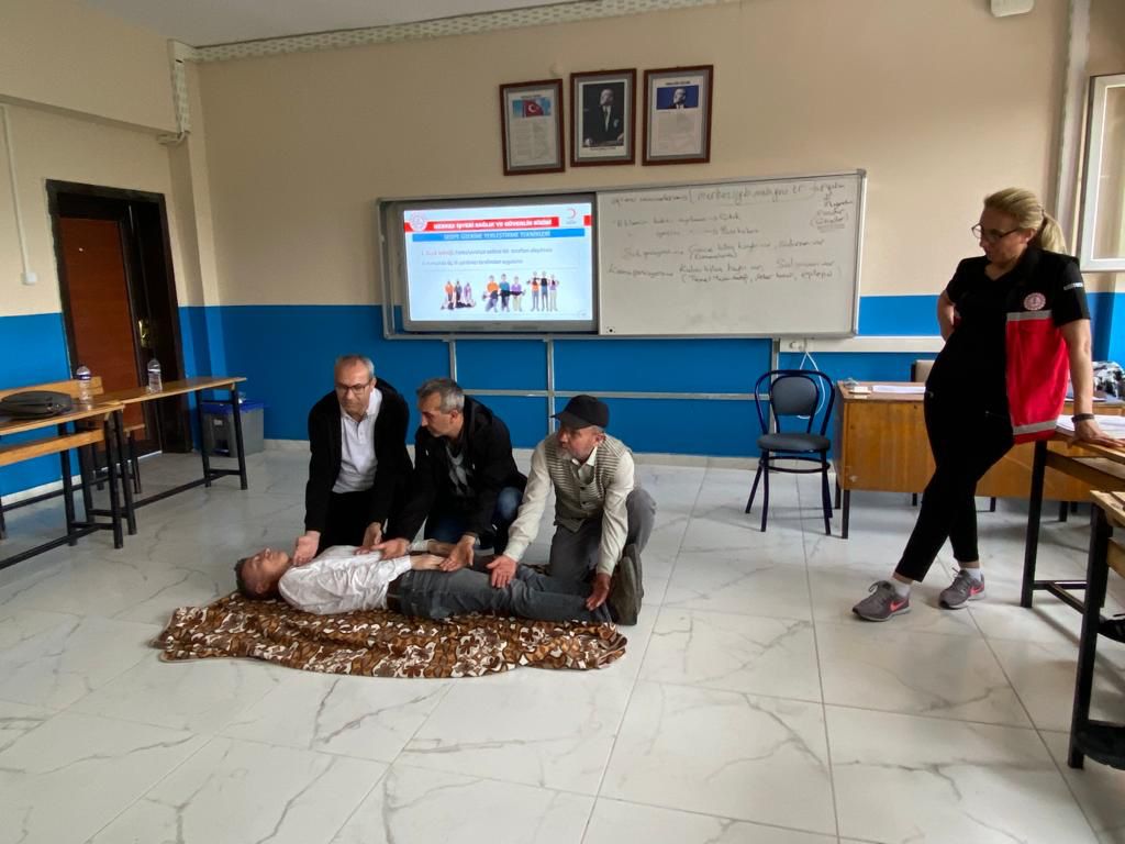 Yaralanma ve sakatlanmaların azaltılması amacıyla “Çocuklarımız İlk Yardımla Daha Güvende” projesi ile ilçede bulunan öğretmen ve okul yöneticilerine yönelik ilk yardım eğitimi verildi.