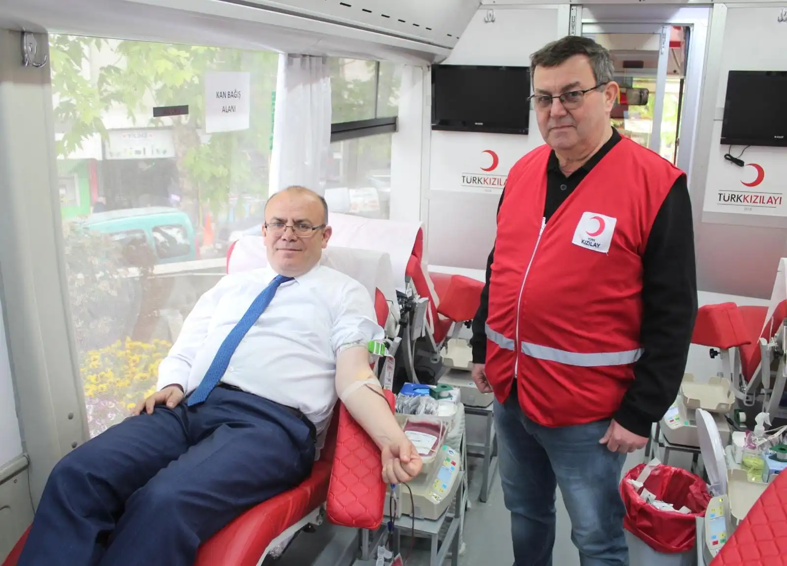 Susurluk’ta 9 Mayıs 11-18 saatleri arasında sürdürülen bağış kampanyasına başvuran 59 kişiden, kan vermeye uygun olan 46 gönüllü bağışta bulundu. Türk Kızılay’ı tarafından yürütülen kampanyaya Kaymakam Muammer Köken ’de sessiz kalmadı.